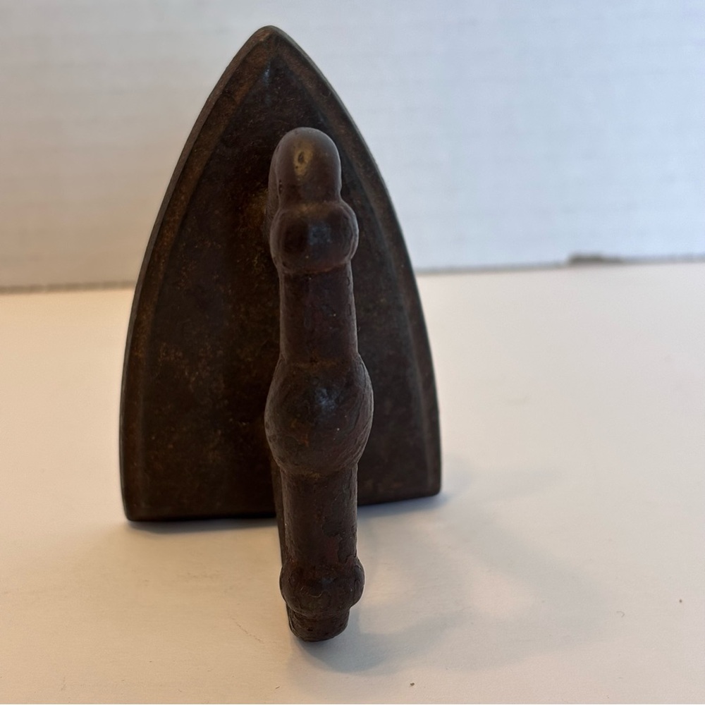 Vintage Cast Iron Miniature Pressing Iron - Picture 2 of 13